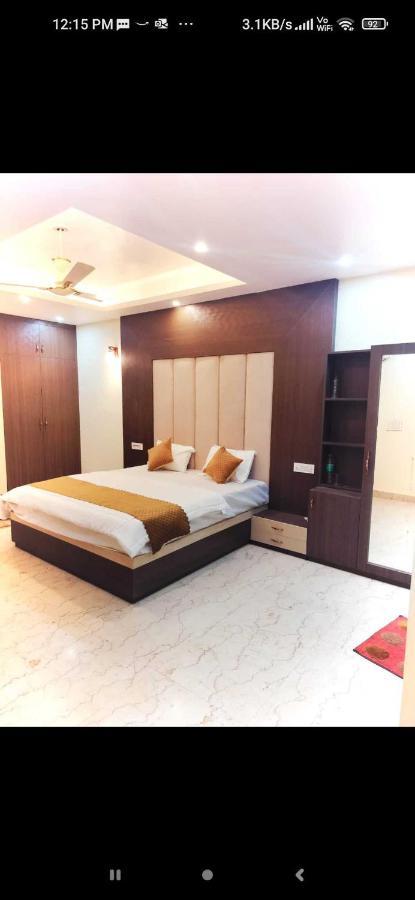 Hotel Oyo White House Noida Esterno foto