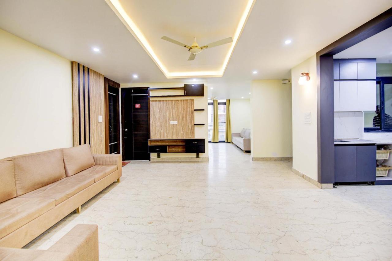 Hotel Oyo White House Noida Esterno foto