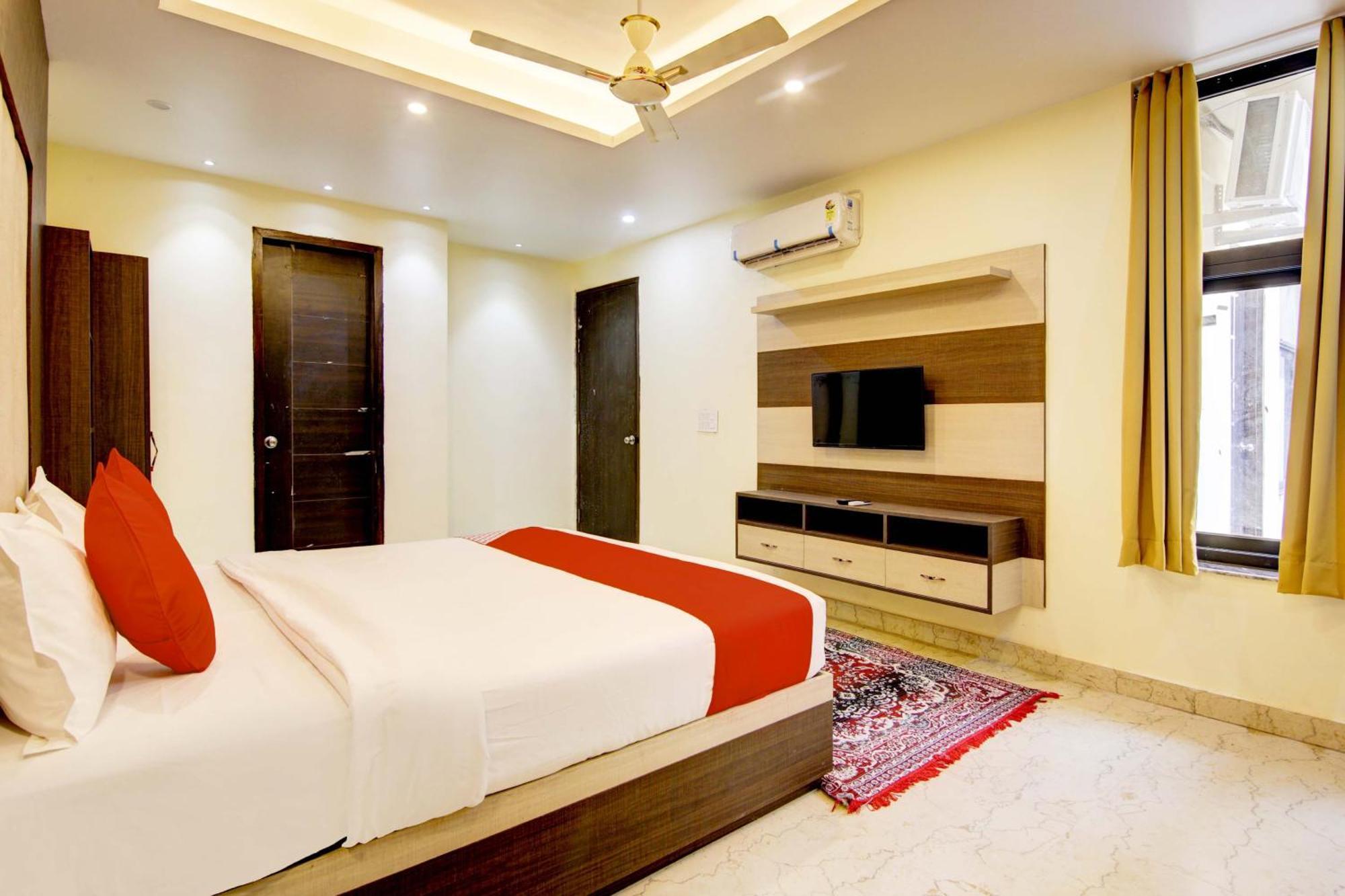 Hotel Oyo White House Noida Esterno foto