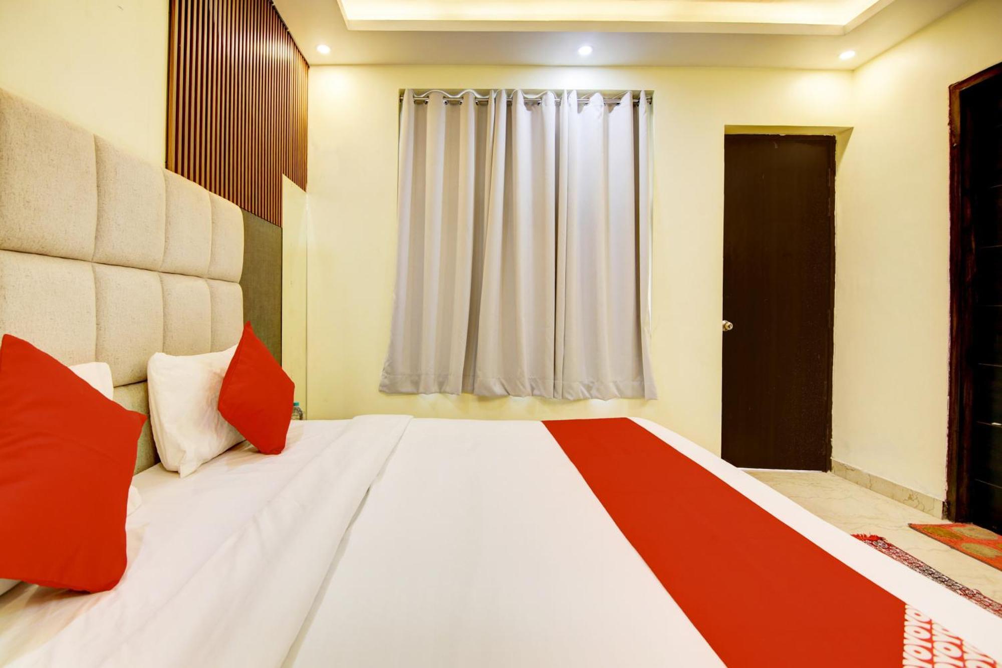Hotel Oyo White House Noida Esterno foto